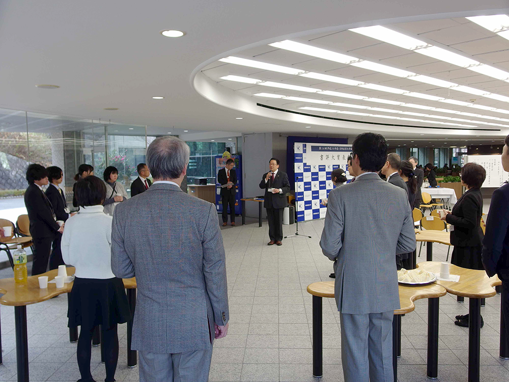 茶話会での乾杯の様子